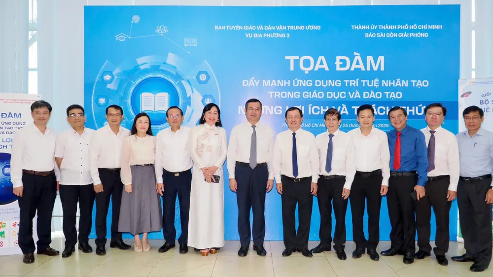Đại diện Ban Tổ chức và các đại biểu chụp hình lưu niệm tại Tọa đàm. Ảnh: HOÀNG HÙNG z7152942476377_85ea5769b93f419ab834969ae8706411.jpg