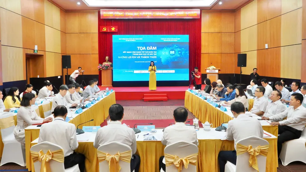 Quang cảnh toạ đàm. Ảnh: HOÀNG HÙNG z7152980352961_7d8535a0ff7f1192beaf70135d7ea580.jpg
