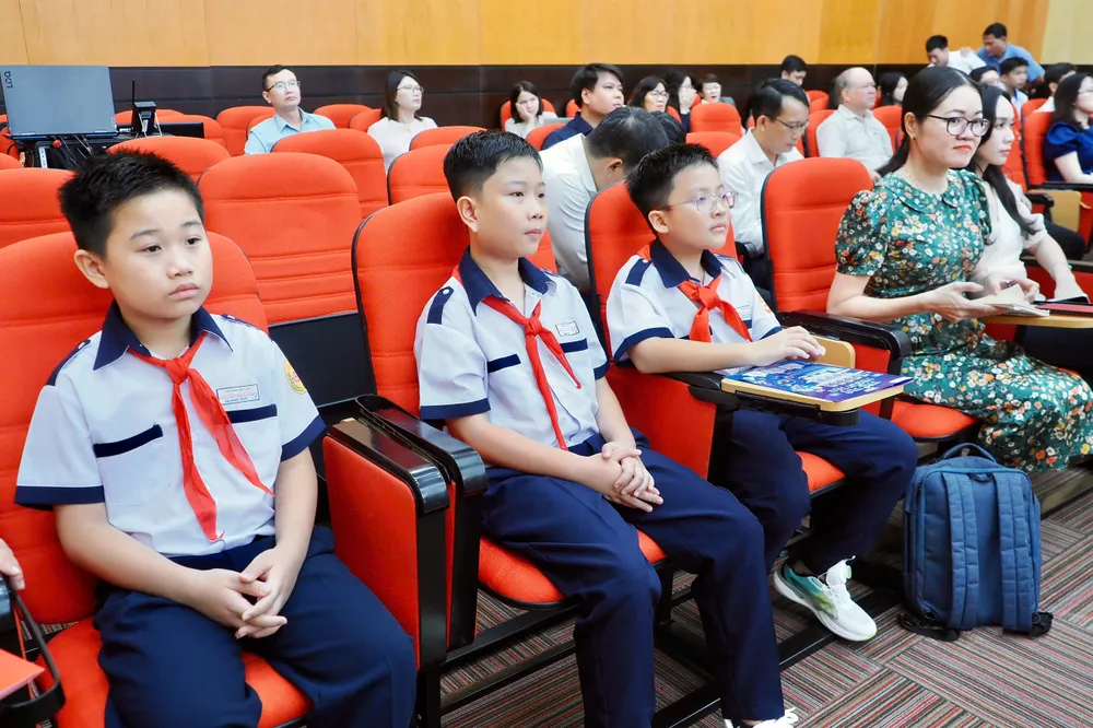 Các em học sinh tham gia toạ đàm. Ảnh: HOÀNG HÙNG z7153021952227_a0b7541bbcb15c107c0e1d098e177c2c.jpg