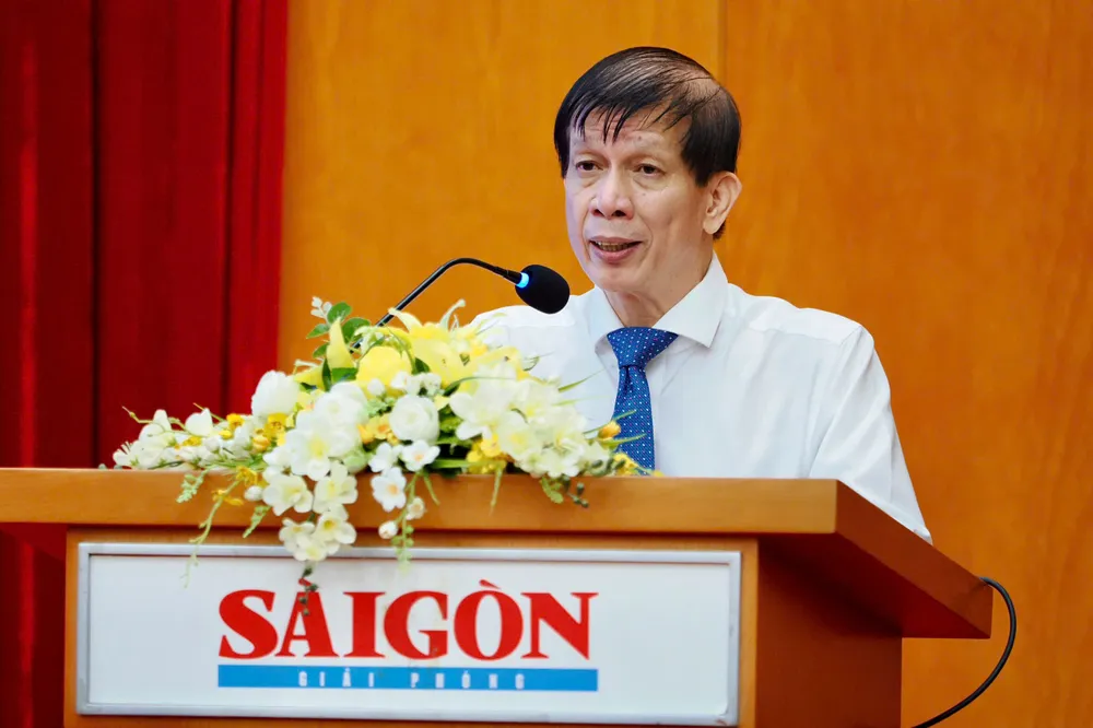Quyền Tổng Biên tập Báo Sài Gòn Giải Phóng Nguyễn Khắc Văn phát biểu khai mạc toạ đàm. Ảnh: HOÀNG HÙNG z7153038944542_49c9849d063dbbfbc6fc91be33186c75.jpg