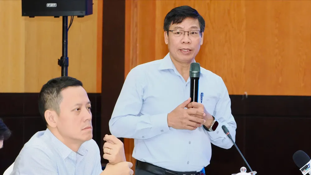 PGS-TS Nguyễn Xuân Hoàn, Hiệu trưởng Trường ĐH Công Thương TPHCM trình bày tham luận tại toạ đàm. Ảnh: HOÀNG HÙNG z7153181986962_cc65d595edc035553127aff434437ab5.jpg