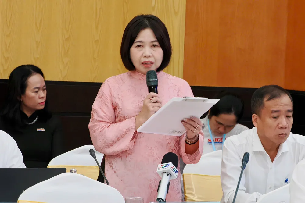 Cô Đỗ Ngọc Chi - Hiệu trưởng Trường Tiểu học Nguyễn Bỉnh Khiêm trình bày tham luận tại toạ đàm. Ảnh: HOÀNG HÙNG z7153197599128_f7e91d42ce2f87f79b336cd094569091.jpg