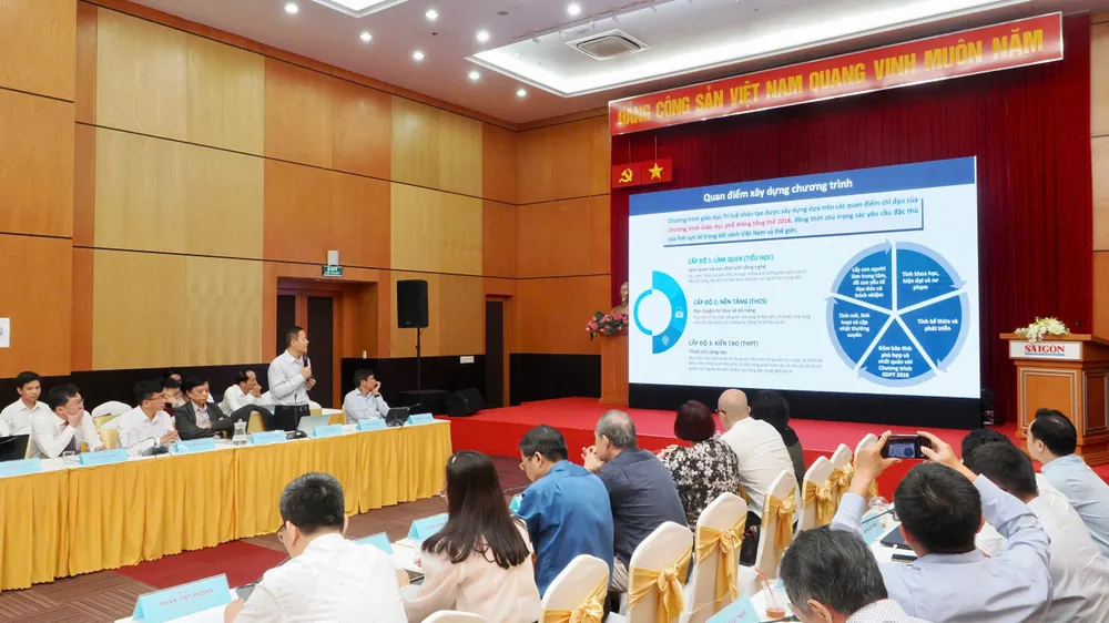 Quang cảnh buổi toạ đàm. Ảnh: HOÀNG HÙNG z7153374266010_ffa2b38cd5c14e461a6ddf762e27f3ed.jpg