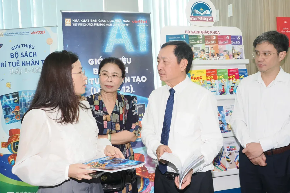 Các đại biểu trao đổi bên lề toạ đàm. Ảnh: HOÀNG HÙNG z7153520440794_dd4ea6e60b179f3792e1c89ebfa2481b.jpg