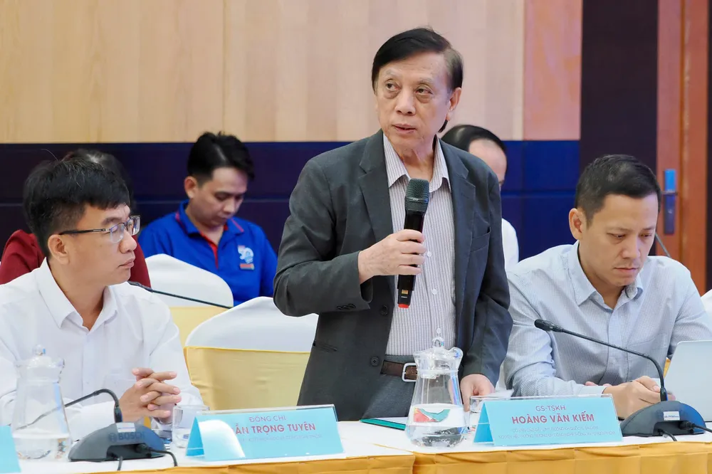 GS-TS Hoàng Văn Kiếm, Cố vấn cấp cao cấp CNTT Trường ĐH Quốc tế Sài Gòn, nguyên Hiệu trưởng Trường ĐH Công nghệ Thông tin z7153530559150_544b9cacf1974712f6b0e97bc626c1fb.jpg