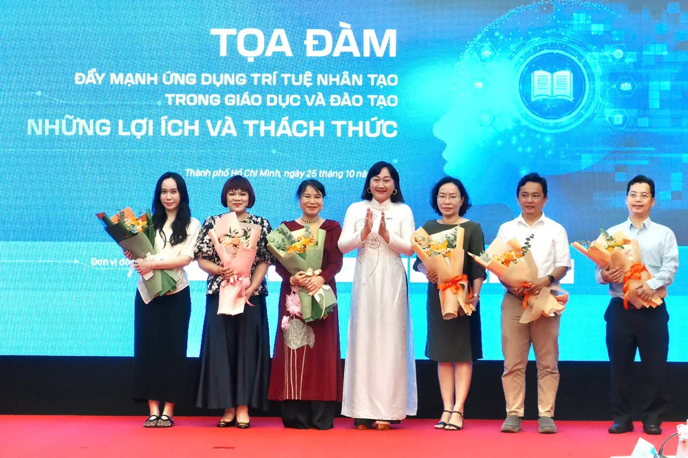 Đại diện Ban Tổ chức tặng hoa cảm ơn đơn vị đồng hành. Ảnh: HOÀNG HÙNG z7153539290133_774b687a997b1db08d91694f6c78a259.jpg