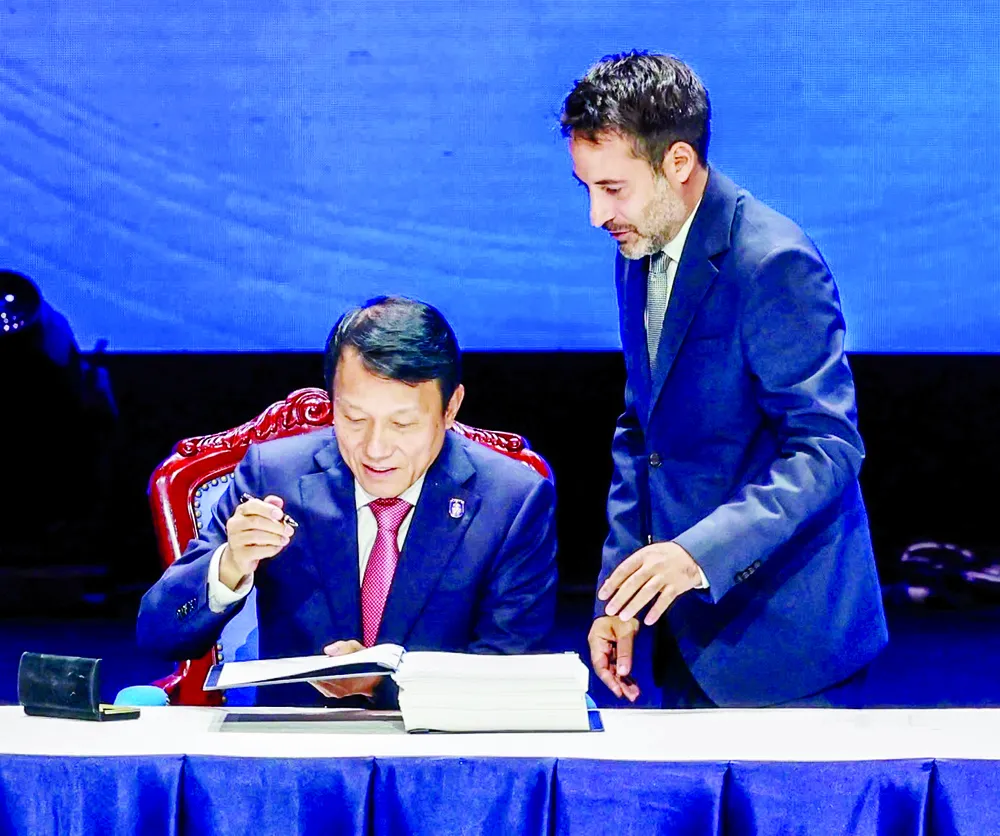 Theo nghi lễ điều hành của LHQ, Đại tướng Lương Tam Quang, Bộ trưởng Bộ Công an, đại diện nước chủ nhà Việt Nam, đặt bút ký vào Công ước Hà Nội. Ảnh: VIẾT CHUNG CN8c.jpg