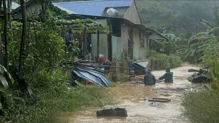 Nước dâng cao, gây ngập lụt nhà dân ở xã A Vương (TP Đà Nẵng)