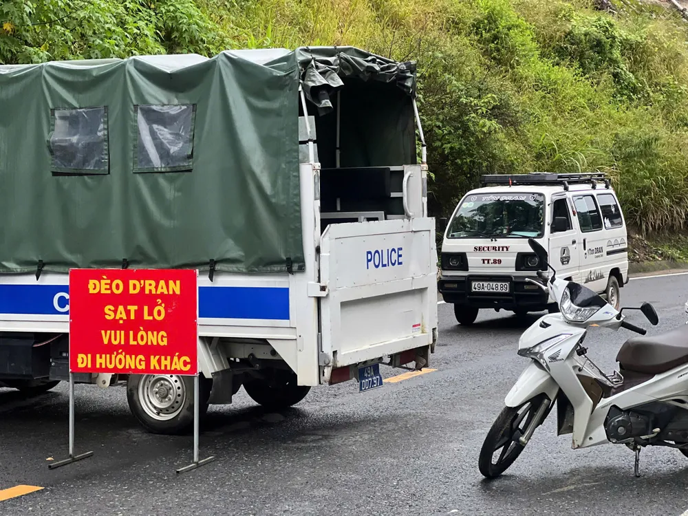 Quốc lộ 20 đoạn qua đèo D'ran hạn chế phương tiện qua lại để đảm bảo an toàn LĐ2.jpg