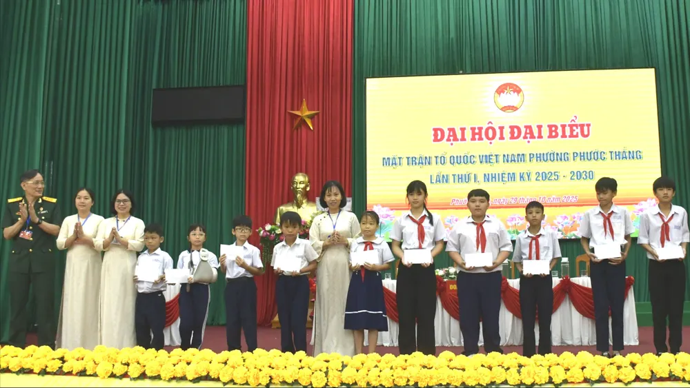 Ủy ban MTTQ phường Phước Thắng trao học bổng cho các học sinh có hoàn cảnh khó khăn trên địa bàn phường MT PT.JPG