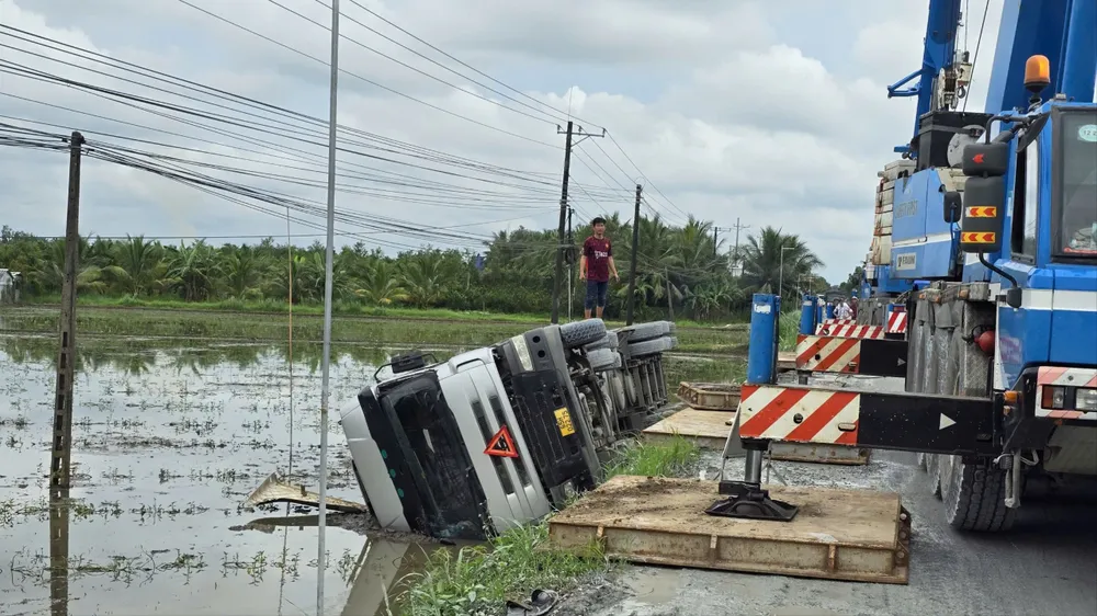 Hiện trường xe tải bị lật xuống ruộng. Ảnh: CK