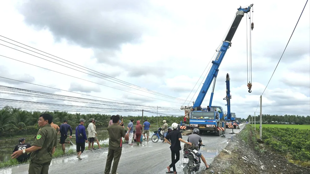 Lực lượng chức năng điều tiết giao thông để cứu hộ chiếc xe tải bị lật. Ảnh: CK lạt xe.jpg