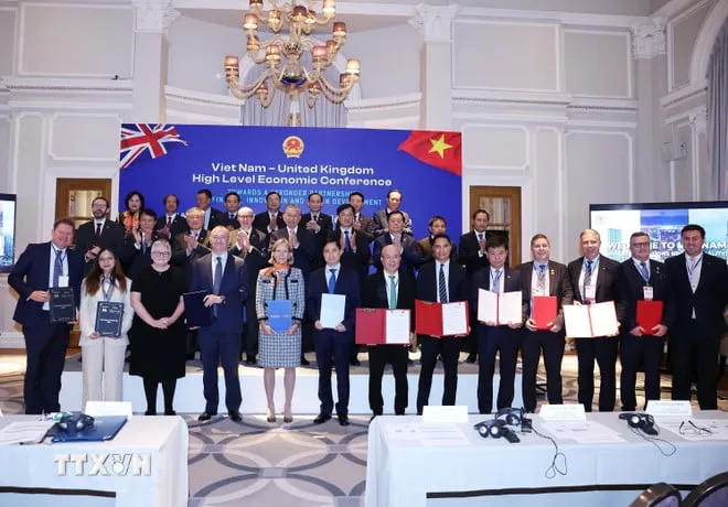 Tổng Bí thư Tô Lâm chứng kiến Lễ trao thỏa thuận hợp tác giữa doanh nghiệp hai nước. Ảnh: TTXVN TBT2.jpeg