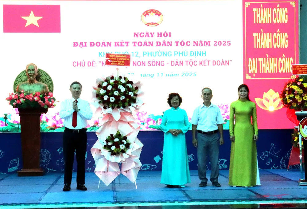 Đồng chí Dương Anh Đức trao hoa của Thành Ủy - HĐND - UBND - Ủy ban MTTQ Việt Nam TPHCM chúc mừng ngày hội IMG_5886.JPG