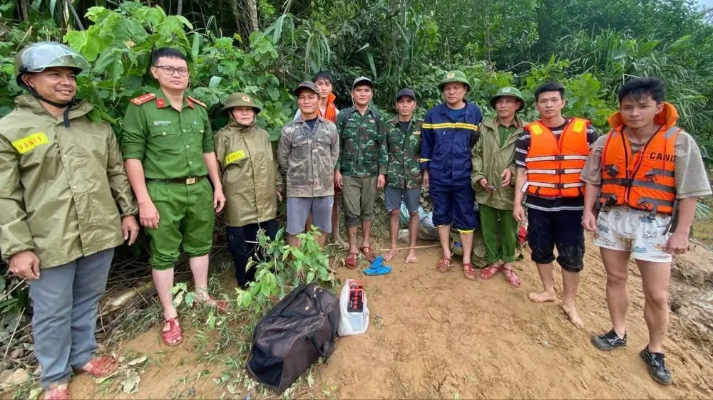 Quảng Trị: Giải cứu 3 người bị cô lập giữa rừng, đưa bệnh nhân vượt lũ đến viện