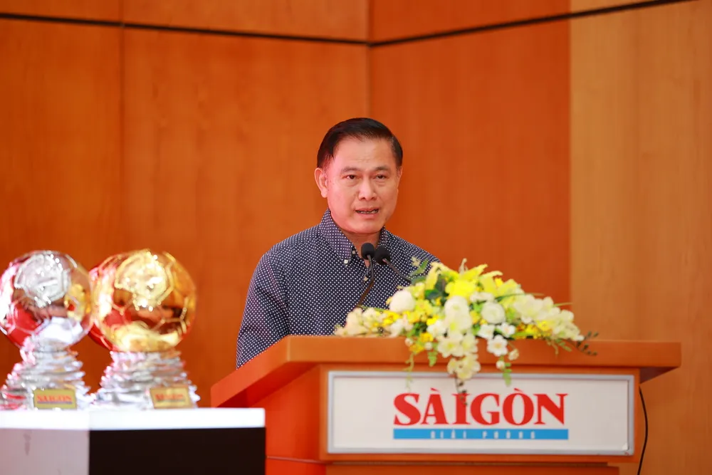 Phó Chủ tịch Liên đoàn Bóng đá Việt Nam Trần Anh Tú phát biểu tại buổi họp báo