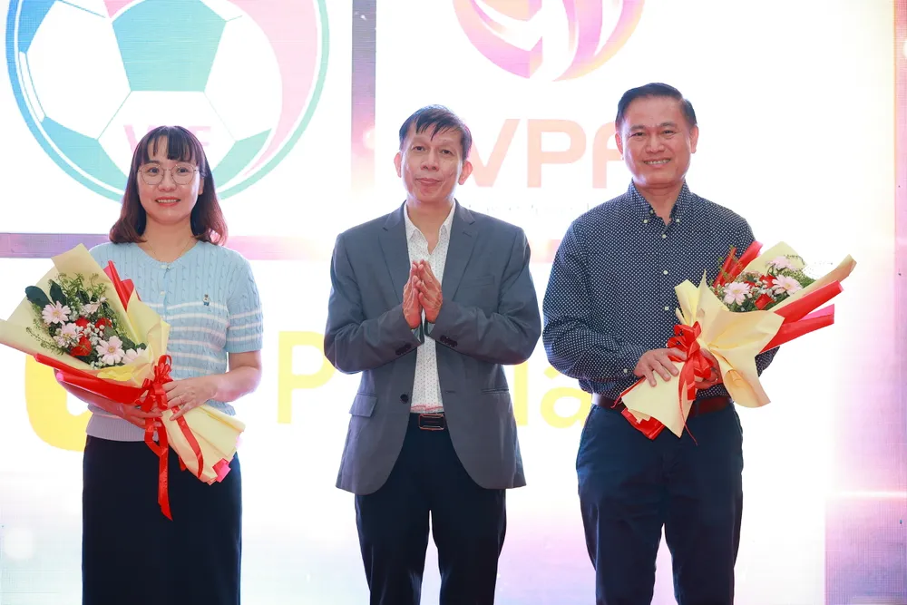 Trưởng Ban Tổ chức Quả bóng Vàng Việt Nam 2025 tặng hoa cảm ơn nhà đồng hành chuyên môn