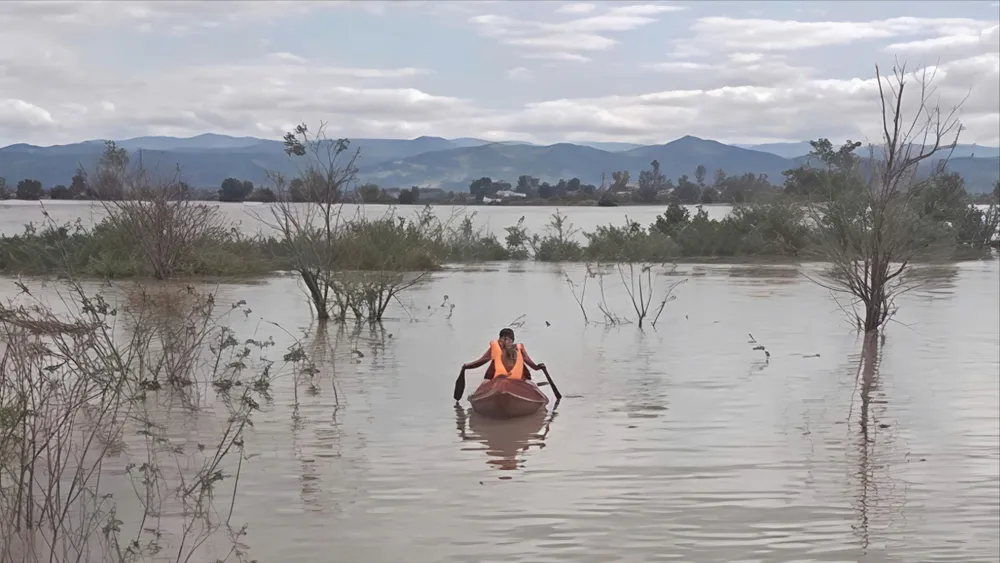 Gia Lai: Giải cứu 3 người bị cô lập giữa dòng lũ