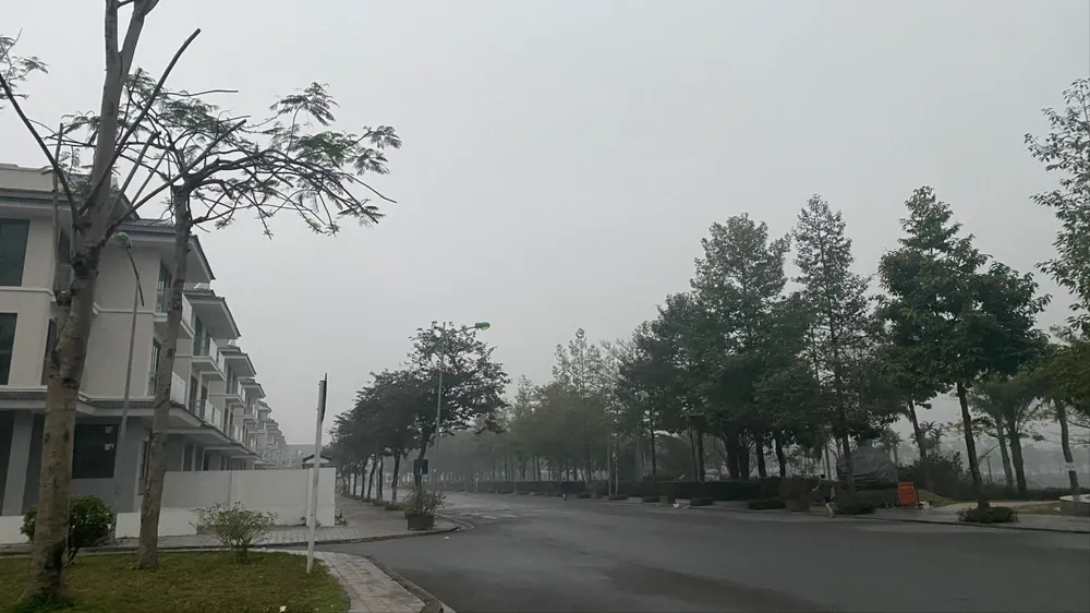 2-3 ngày nay, Hà Nội mưa liên tục, trời âm u, nhiều sương mù. Ảnh: PHÚC HẬU