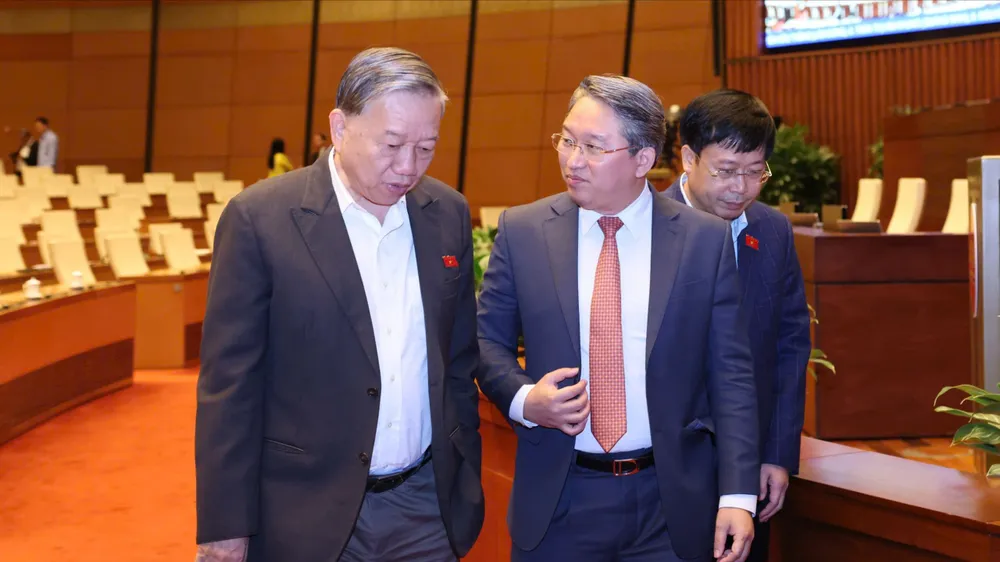 Tổng Bí thư Tô Lâm trao đổi với Bộ trưởng Bộ Tư pháp Nguyễn Hải Ninh tại phiên họp Quốc hội. Ảnh: QUANG PHÚC