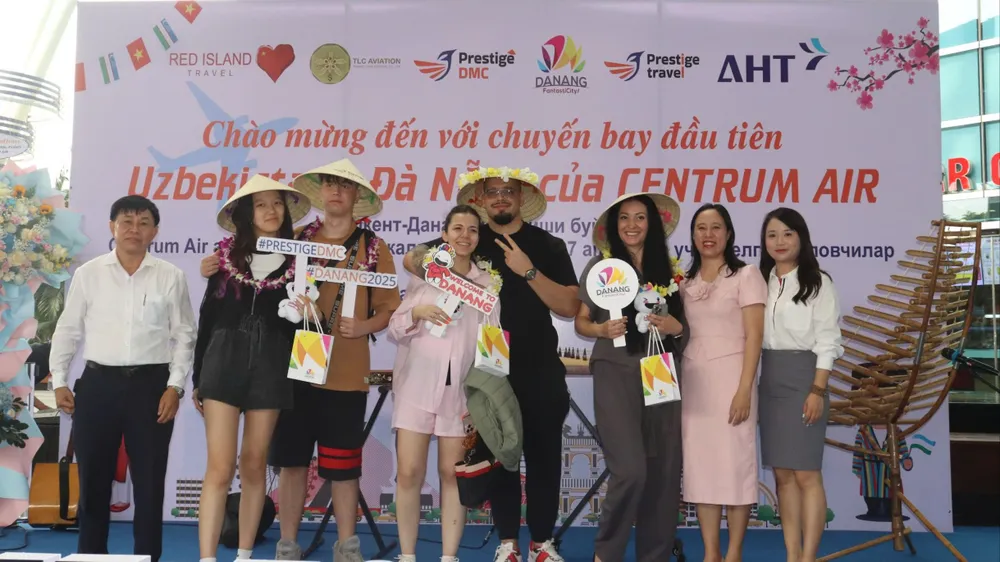 Lễ đón chuyến bay đầu tiên đến từ Tashkent (Uzbekistan) được Sở Du lịch TP Đà Nẵng phối hợp với các đơn vị liên quan tổ chức trang trọng cùng quà tặng cho những hành khách may mắn nhất chuyến bay. Ảnh: XUÂN QUỲNH