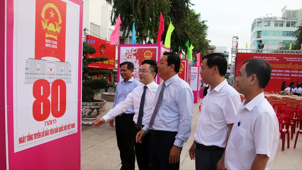 Các đại biểu tham quan triển lãm