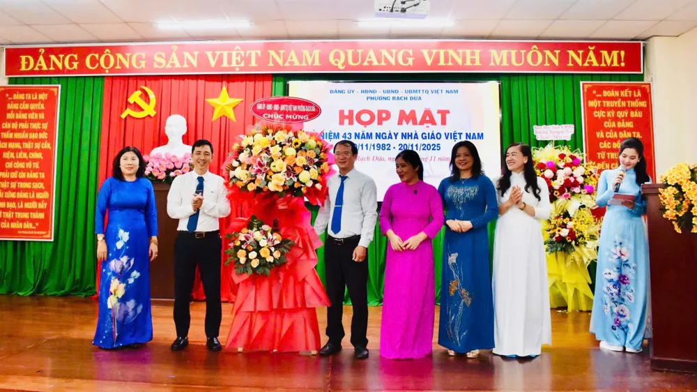 Lãnh đạo phường Rạch Dừa tặng hoa chúc mừng đại diện các cấp học nhân kỷ niệm ngày Nhà giáo Việt Nam