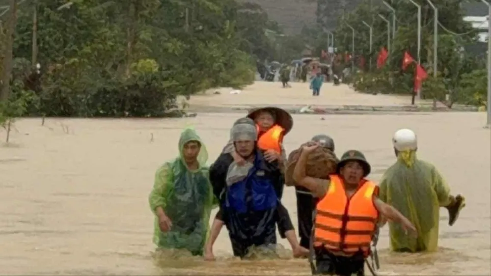 Lực lượng chức năng xã Yang Mao đang sơ tán các hộ dân vùng bị ngập lụt