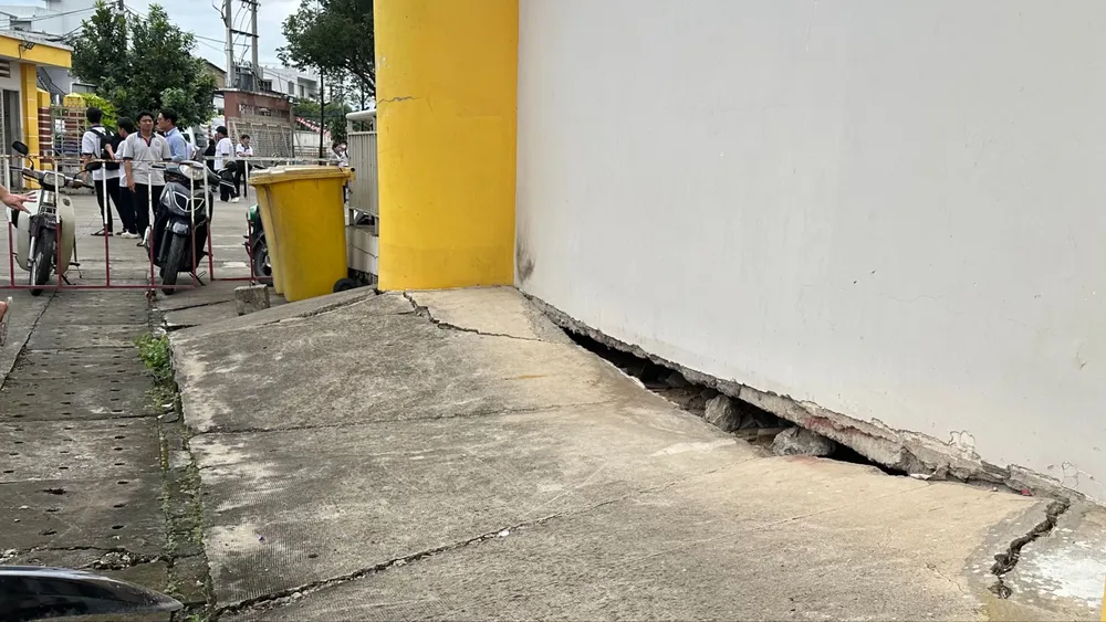 Trung tâm Văn hóa - Thể thao phường An Lạc với phần chân tường xuất hiện nhiều vết nứt lớn do nền đất lún xuống. Ảnh: THANH HIỀN