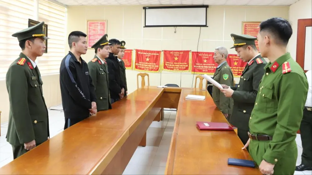 Cơ quan điều tra tống đạt quyết định khởi tố bị can. Ảnh: Công an Hà Tĩnh 