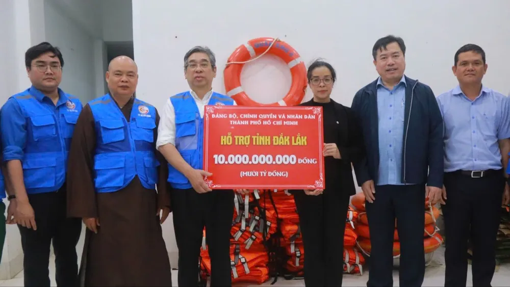 Lãnh đạo TPHCM trao hỗ trợ 10 tỷ đồng và 500 tấn hàng hóa cho người dân vùng lũ lụt Đắk Lắk