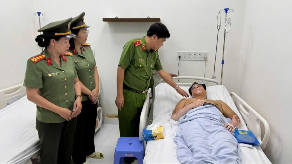 Công an TPHCM thăm hỏi cán bộ bị thương khi làm nhiệm vụ cứu trợ tại Đắk Lắk