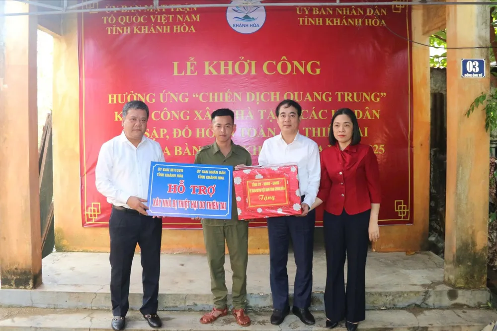 Lãnh đạo tỉnh Khánh Hòa tặng quà cho gia đình anh Nguyễn Nam Trung tại lễ khởi công. Ảnh: HIẾU GIANG