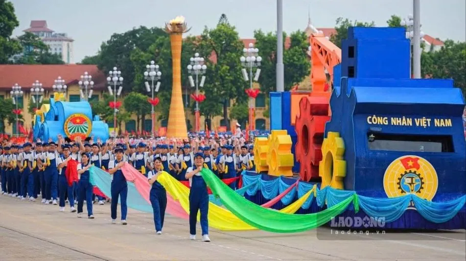 Khối công nhân, viên chức, lao động Việt Nam tham gia diễu hành trong lễ kỷ niệm A80 tại Hà Nội