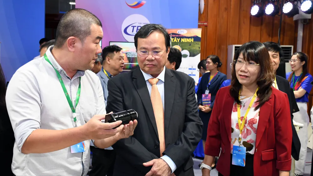 Ông Lê Văn Hẳn, Chủ tịch UBND tỉnh Tây Ninh cùng các đại biểu tham quan gian hàng sản phẩm khoa học, công nghệ