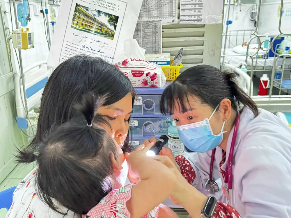  Bác sĩ Bệnh viện Nhi đồng 2 khám cho bệnh nhi mắc tay chân miệng
