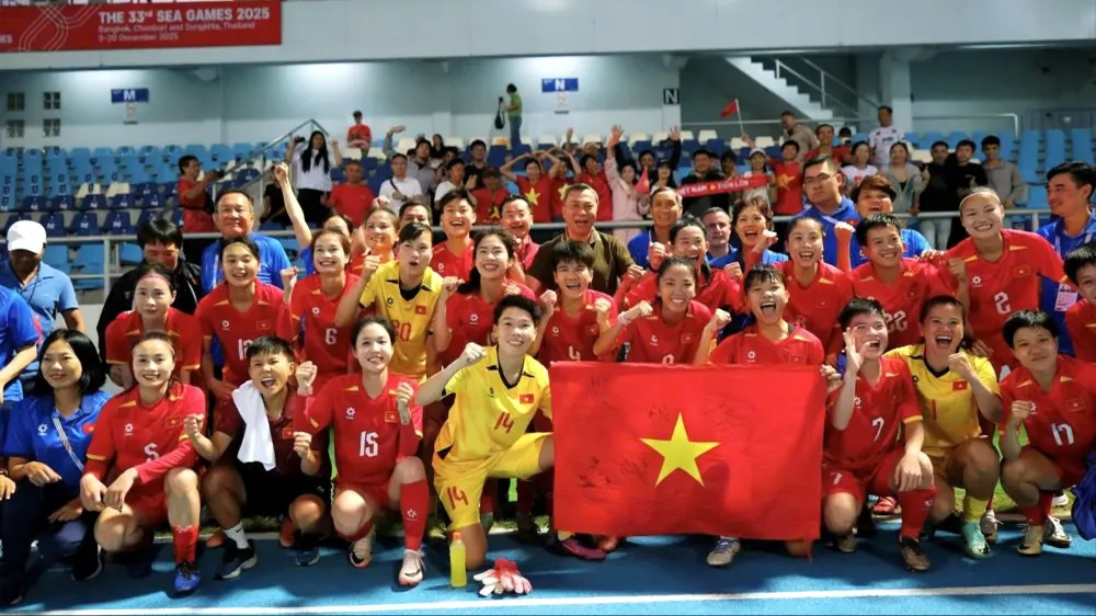 Đội tuyển bóng đá nữ Việt Nam chụp hình với người hâm mộ trên sân Chonburi. Ảnh: HỮU THÀNH