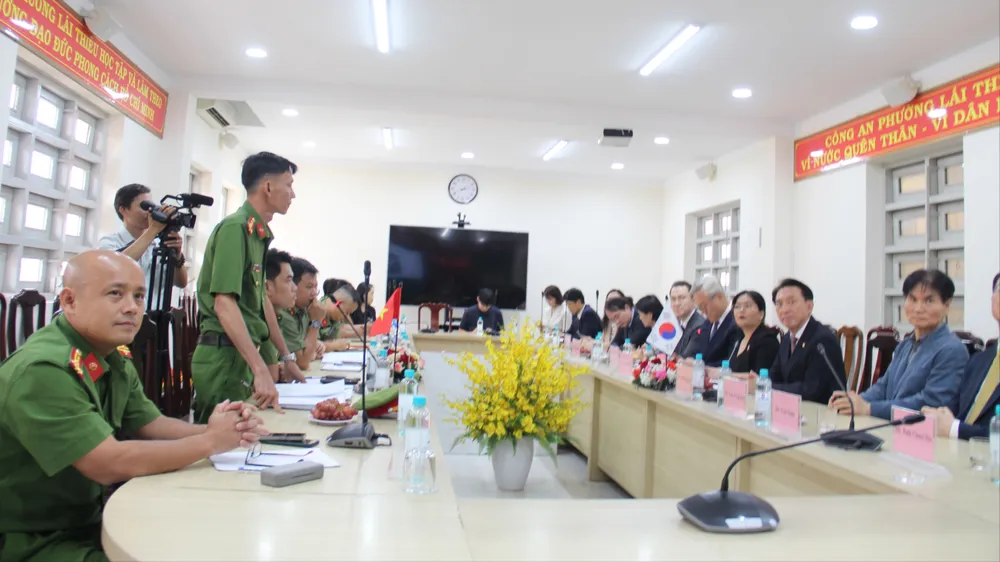 Đoàn Ủy viên Quốc hội Hàn Quốc khen ngợi Công an phường Lái Thiêu