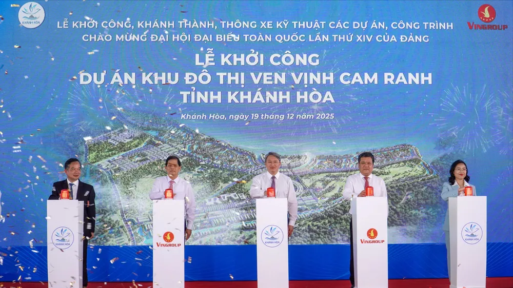 Các đại biểu thực hiện nghi thức khởi công dự án Khu đô thị ven vịnh Cam Ranh. Ảnh: HIẾU GIANG