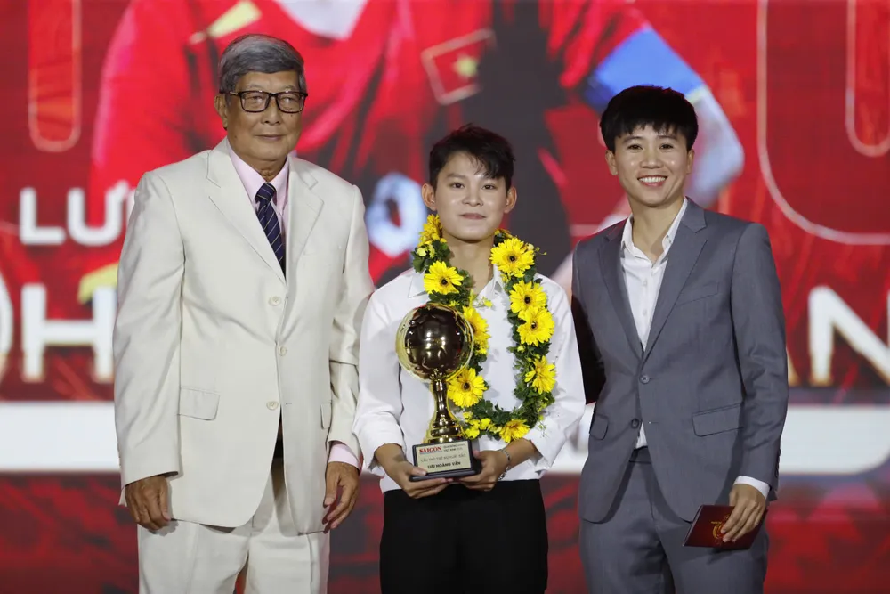 Hoang van - nu tre xuat sác.jpg