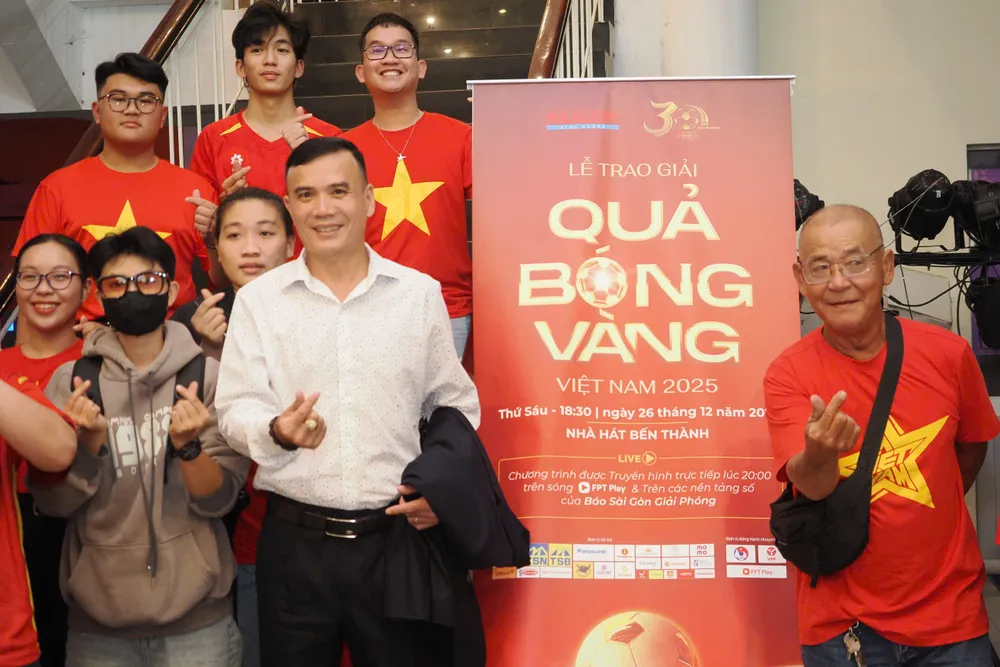 Tuyển thủ Trần Minh Quang chụp hình cùng người hâm mộ