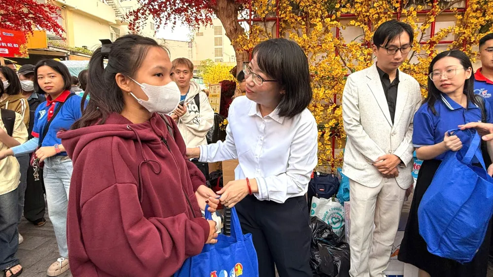 Phó Chủ tịch UBND TPHCM Trần Thị Diệu Thúy tiễn người lao động về quê trên "Chuyến xe mùa xuân" năm 2025