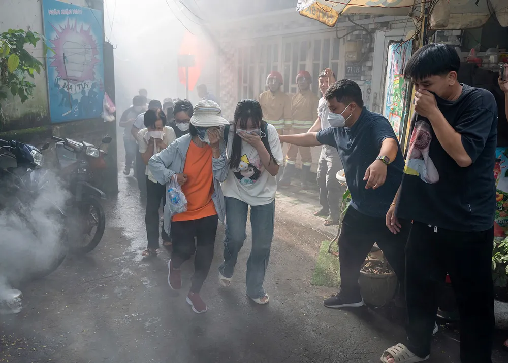 Người dân khu phố 24, phường Xuân Hòa (TPHCM) tham gia diễn tập phương án chữa cháy và cứu nạn, cứu hộ trong hẻm nhỏ, ngày 1-11-2025. Ảnh: MẠNH THẮNG