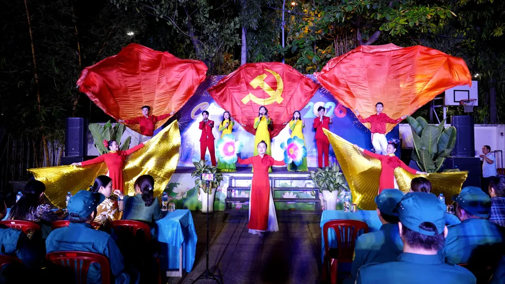 Tiết mục biểu diễn "Cờ bay chiếu sáng Việt Nam" trong chương trình văn nghệ "Chào Năm mới 2026" ở phường Bình Thạnh. Ảnh: THÚY BÌNH