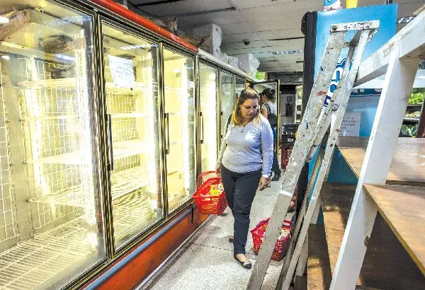 Những giá hàng trống trơn trong siêu thị là cảnh thường thấy ở Venezuela.