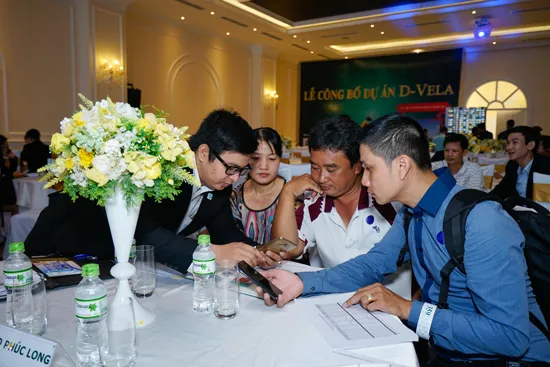 Khách hàng tìm hiểu dự án D-Vela của DRH.