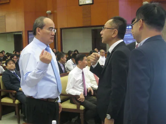 Bí thư Thành ủy Nguyễn Thiện Nhân trao đổi với nhà đầu tư Nhật Bản.