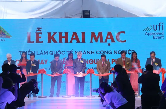 Cắt băng khai mạc Saigontex 2018.