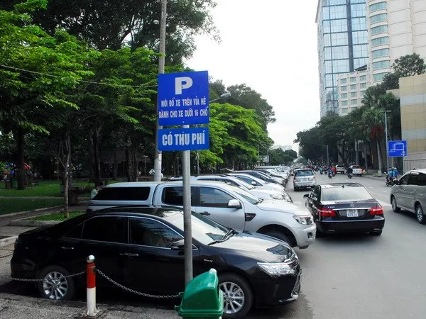 Một điểm thu phí ô tô đậu dưới lòng đường.
