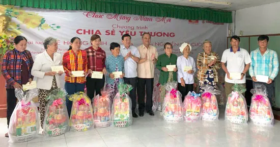 CTCP Đầu tư Phú Cường Kiên Giang tặng quà tết cho bà con vùng nông thôn huyện Vĩnh Thuận (Kiên Giang).